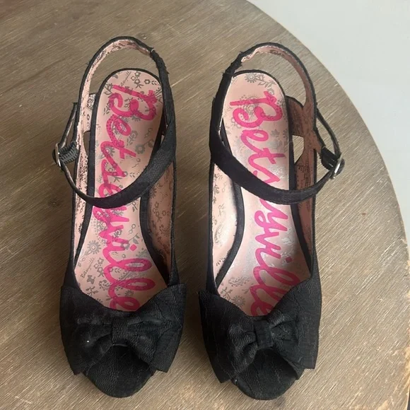 BETSEYVILLE by Betsey Johnson Black Lace Peep Toe Bow Heels Shoes Size 8.5” - Picture 12 of 17